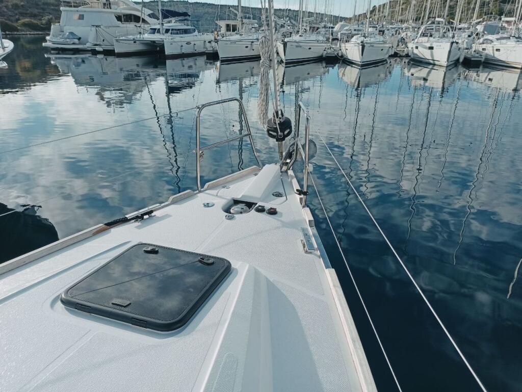 Sailing yacht 