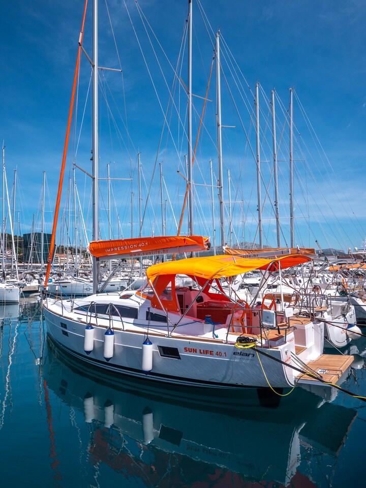Sailing yacht 