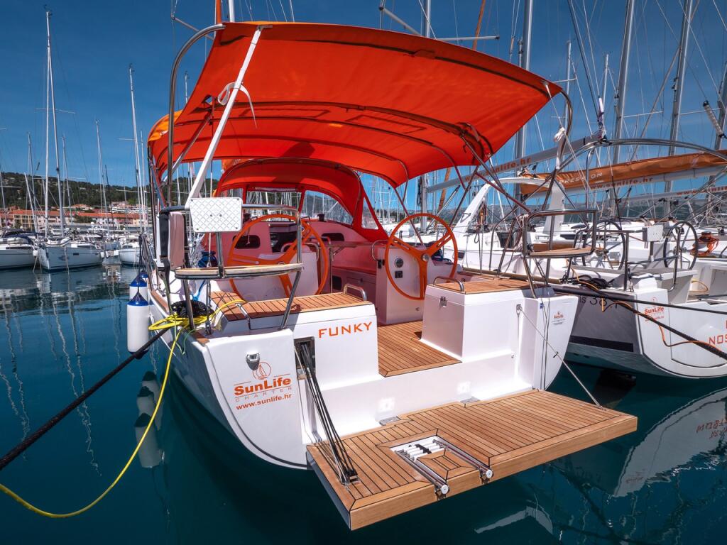 Sailing yacht 
