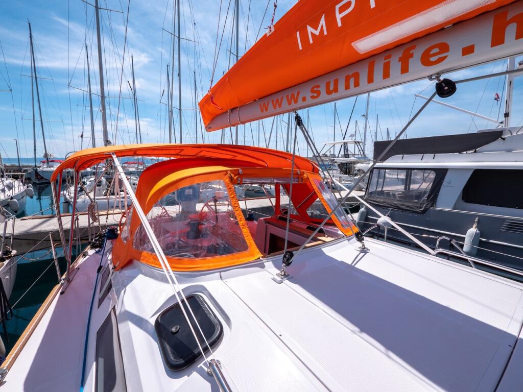 Sailing yacht 