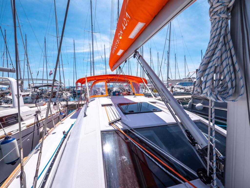 Sailing yacht 