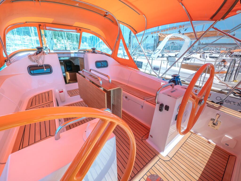 Sailing yacht 