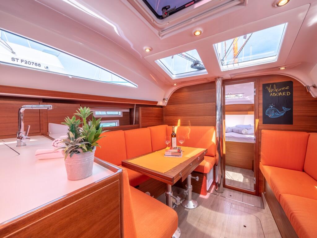 Sailing yacht 
