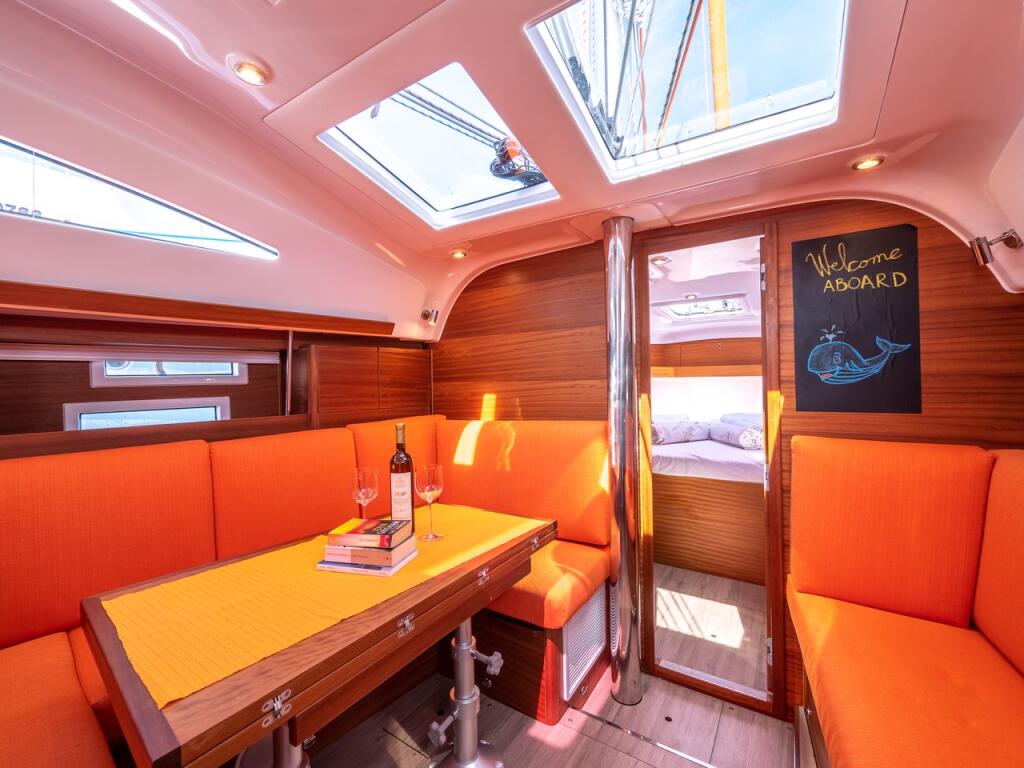 Sailing yacht 