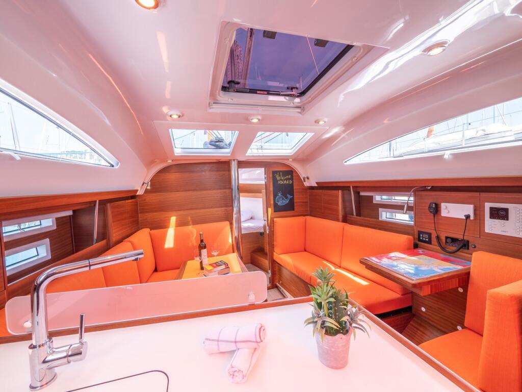 Sailing yacht 