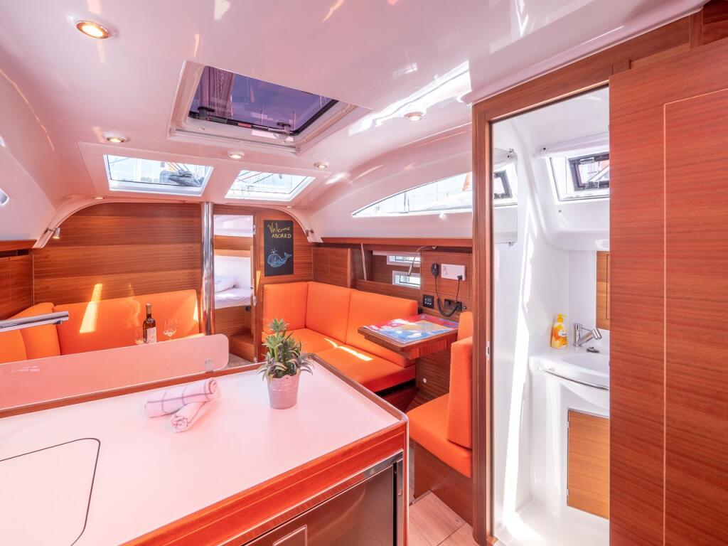 Sailing yacht 