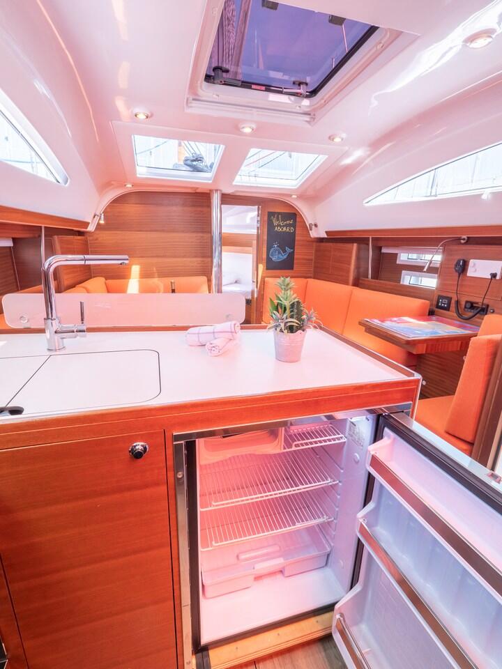 Sailing yacht 