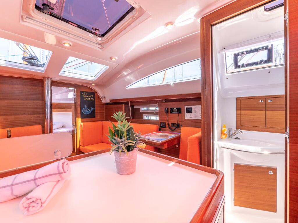 Sailing yacht 