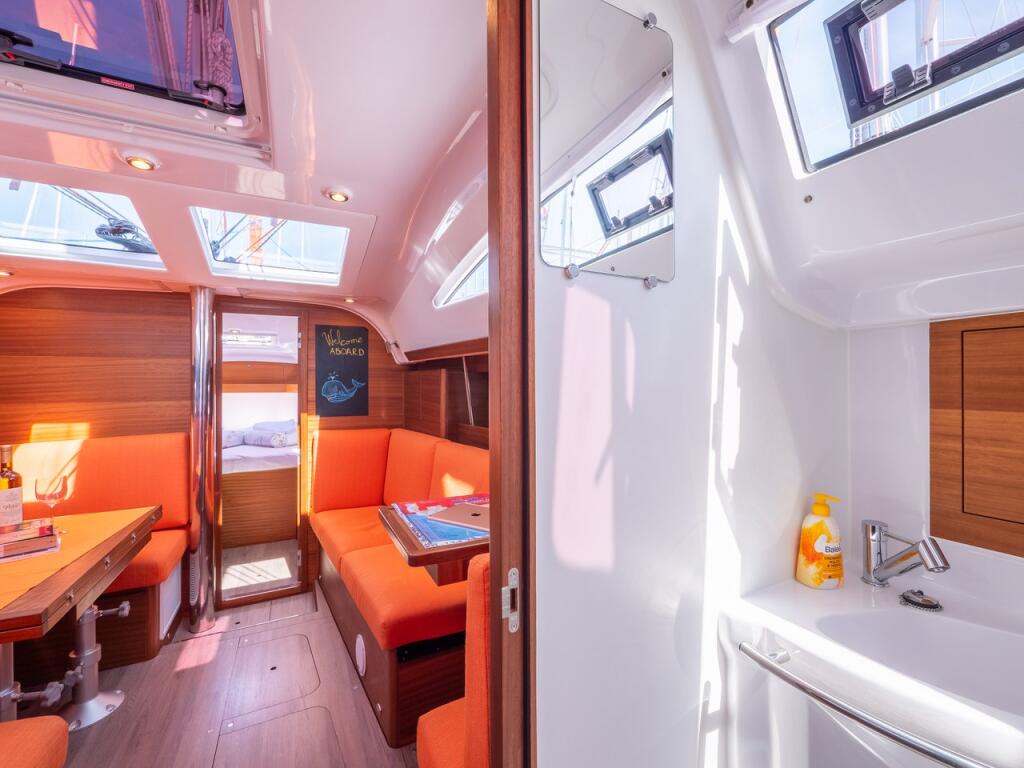 Sailing yacht 