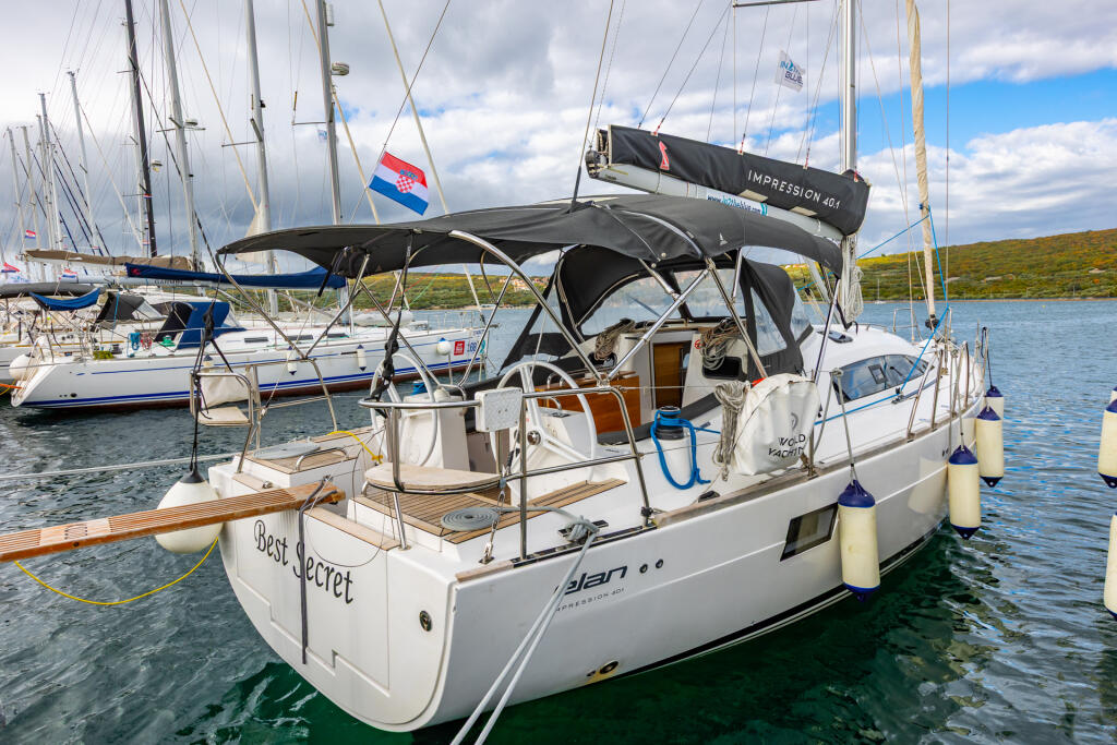 Sailing yacht 