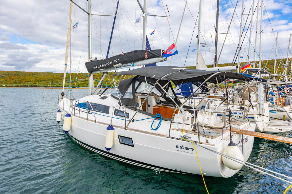Sailing yacht 