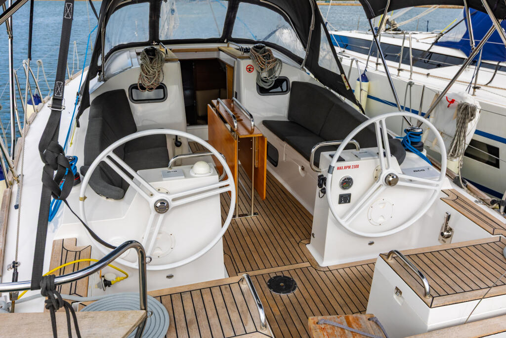 Sailing yacht 