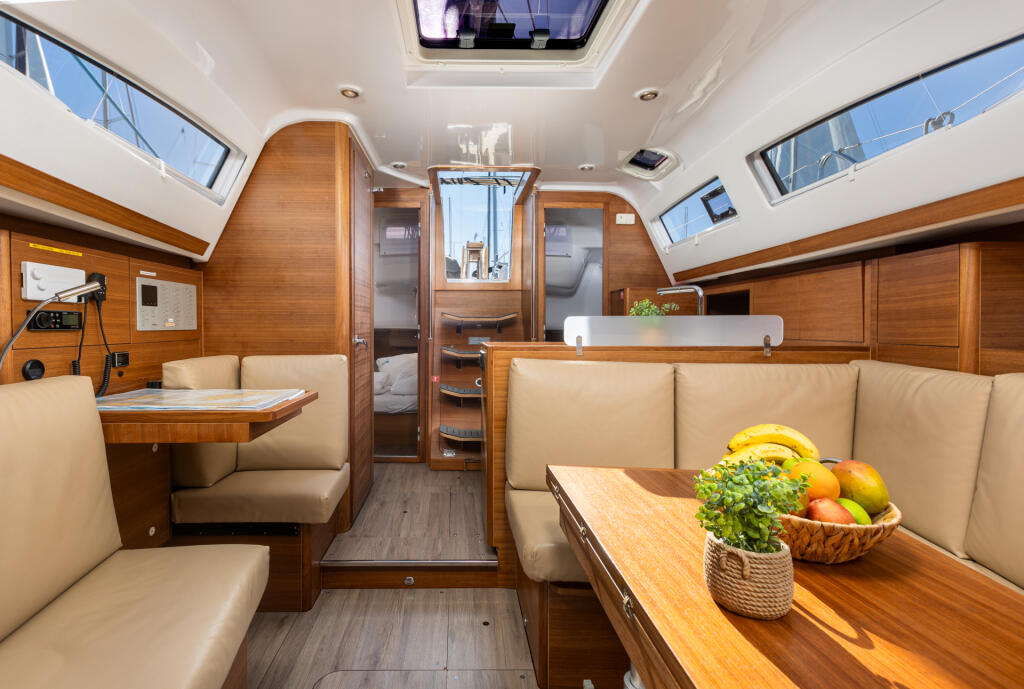 Sailing yacht 