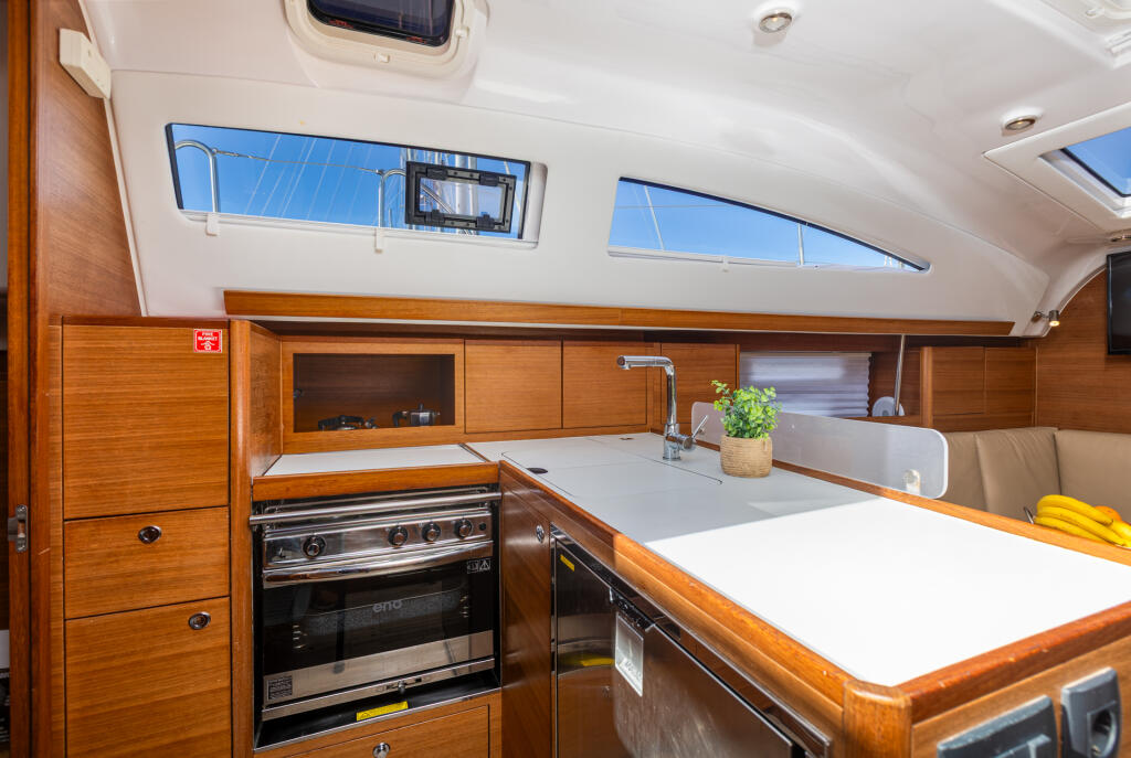 Sailing yacht 