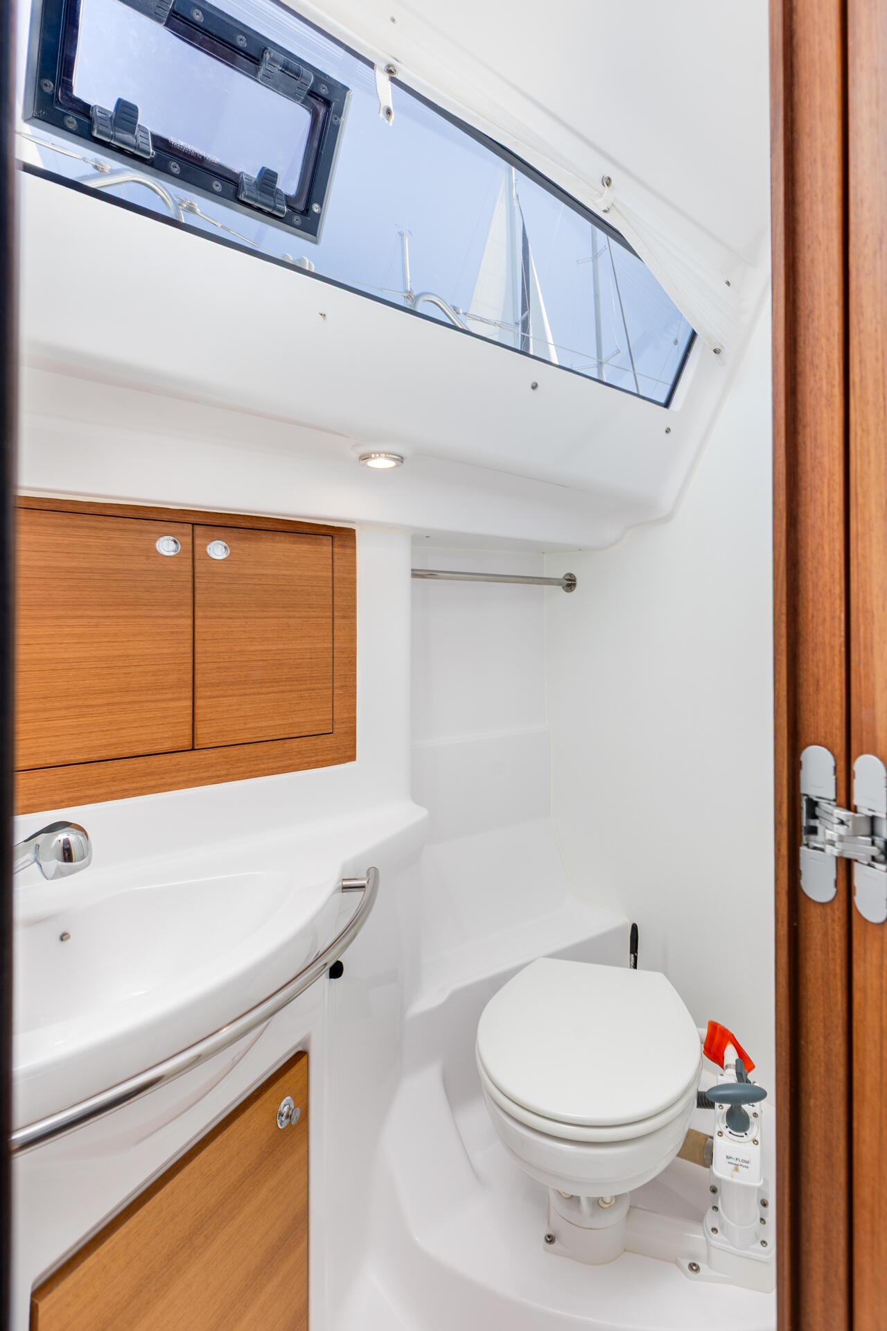 Sailing yacht 