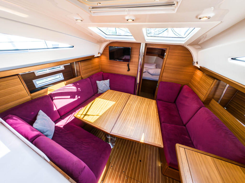 Sailing yacht 