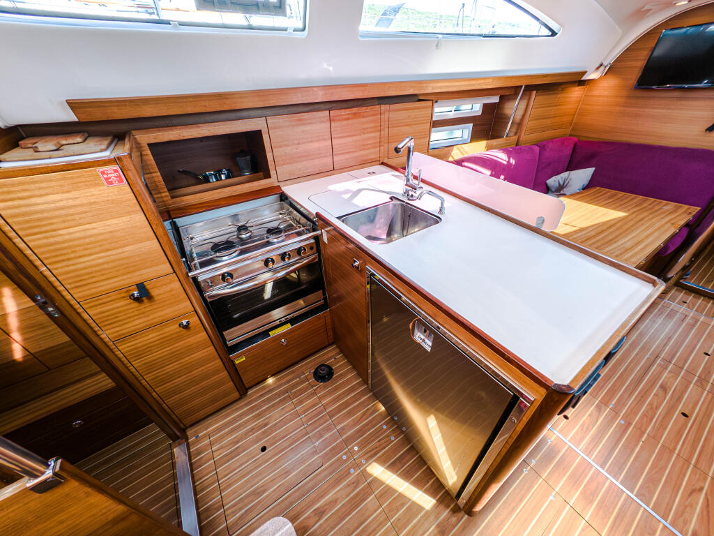 Sailing yacht 
