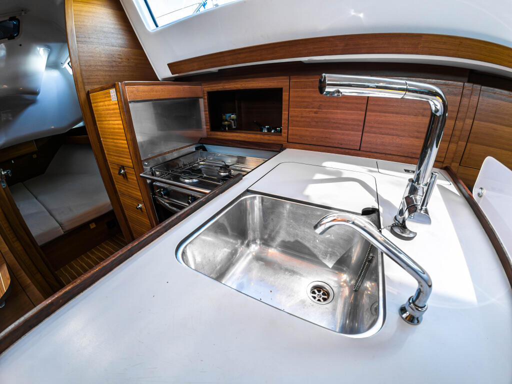 Sailing yacht 