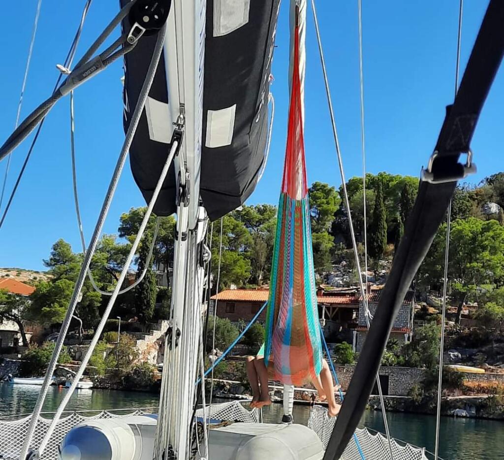 Sailing yacht 