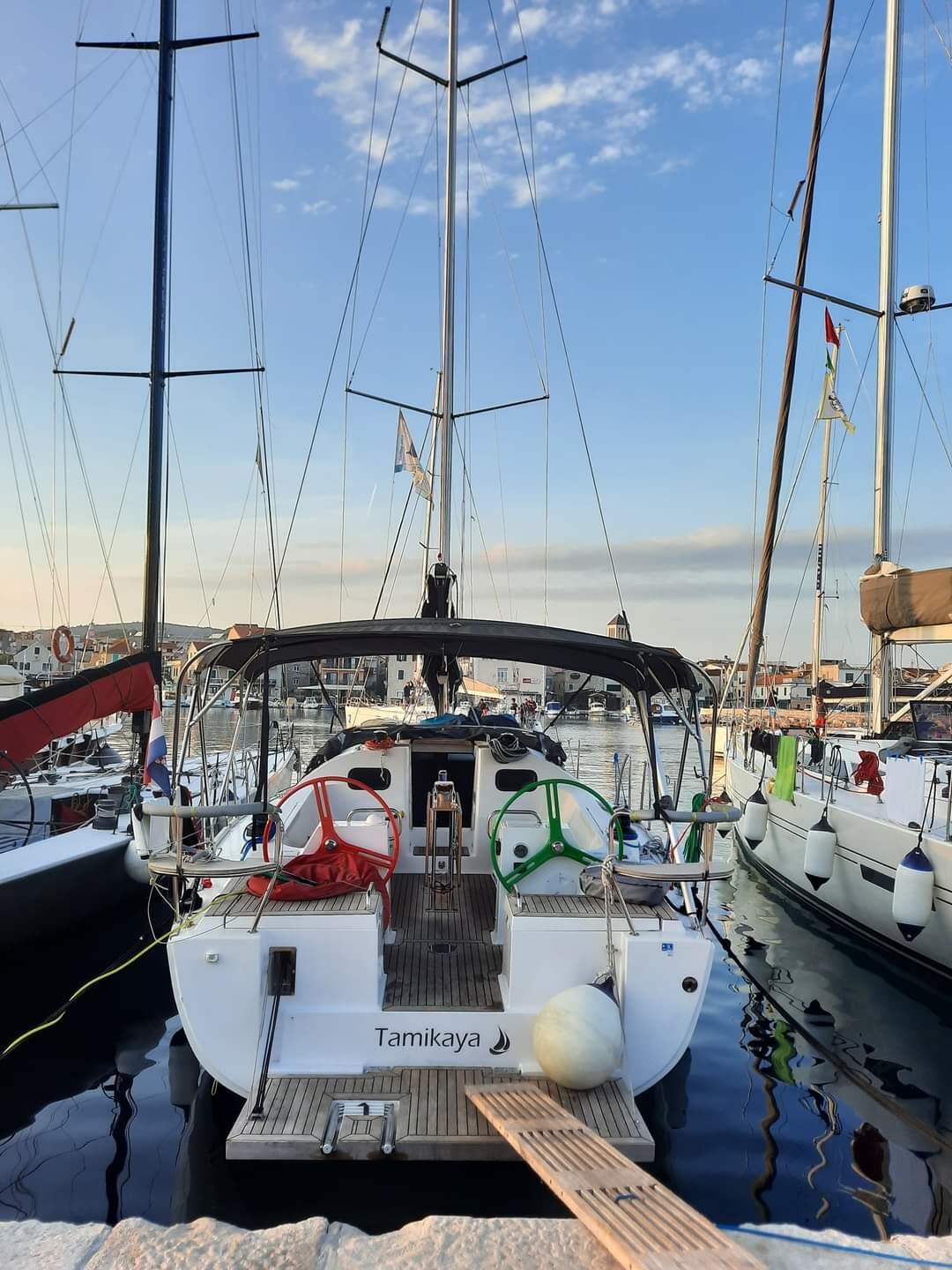 Sailing yacht 