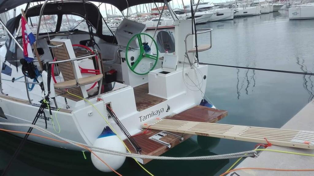 Sailing yacht 