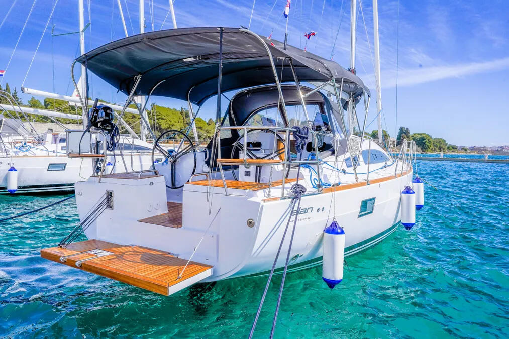 Sailing yacht 