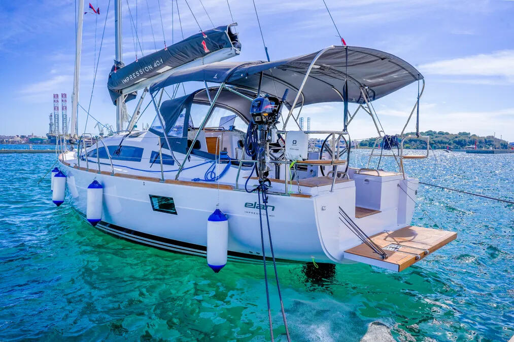 Sailing yacht 