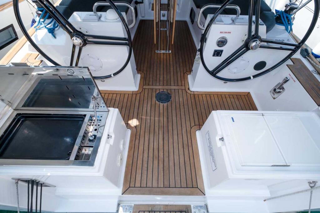 Sailing yacht 