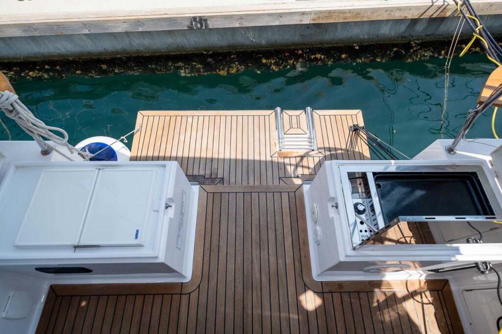 Sailing yacht 