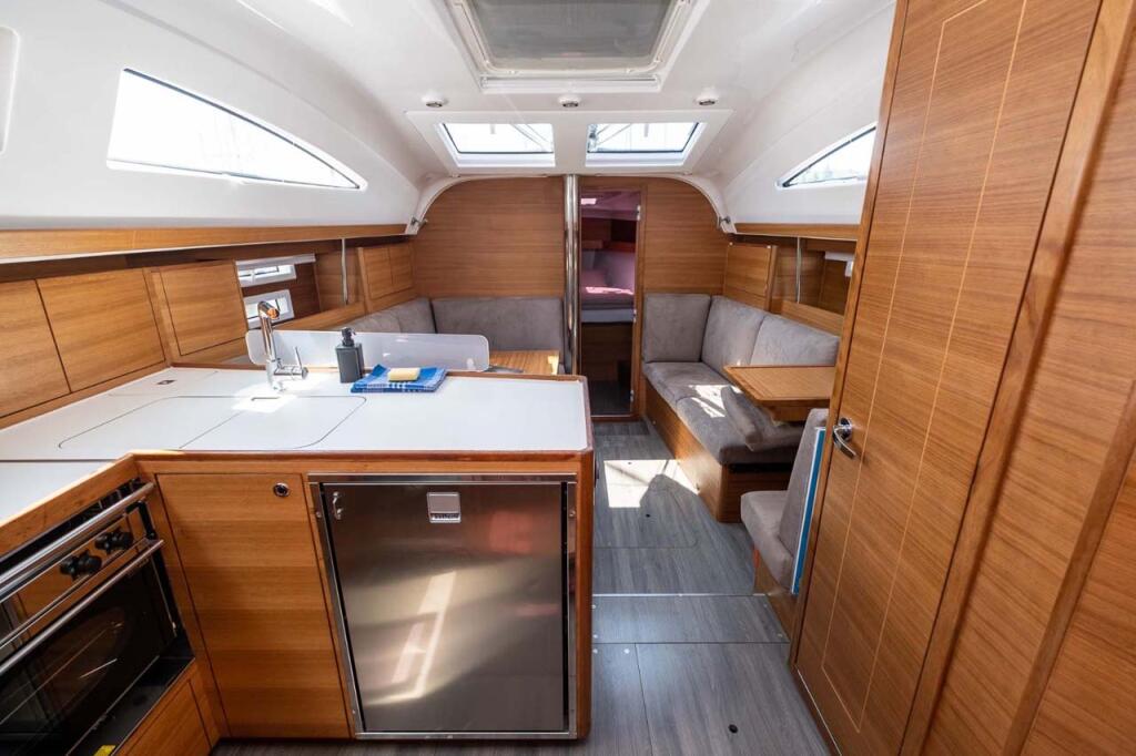 Sailing yacht 