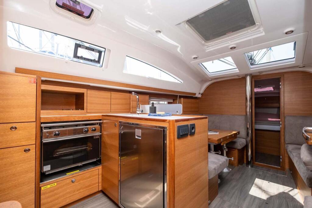 Sailing yacht 
