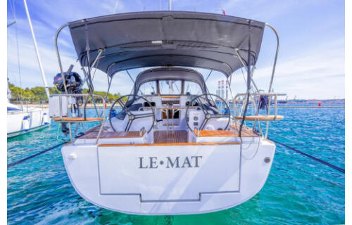 Sailing yacht 