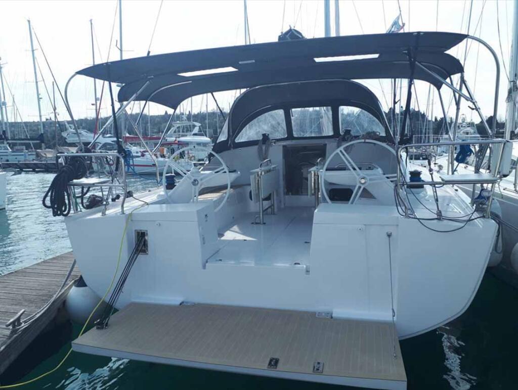 Sailing yacht 