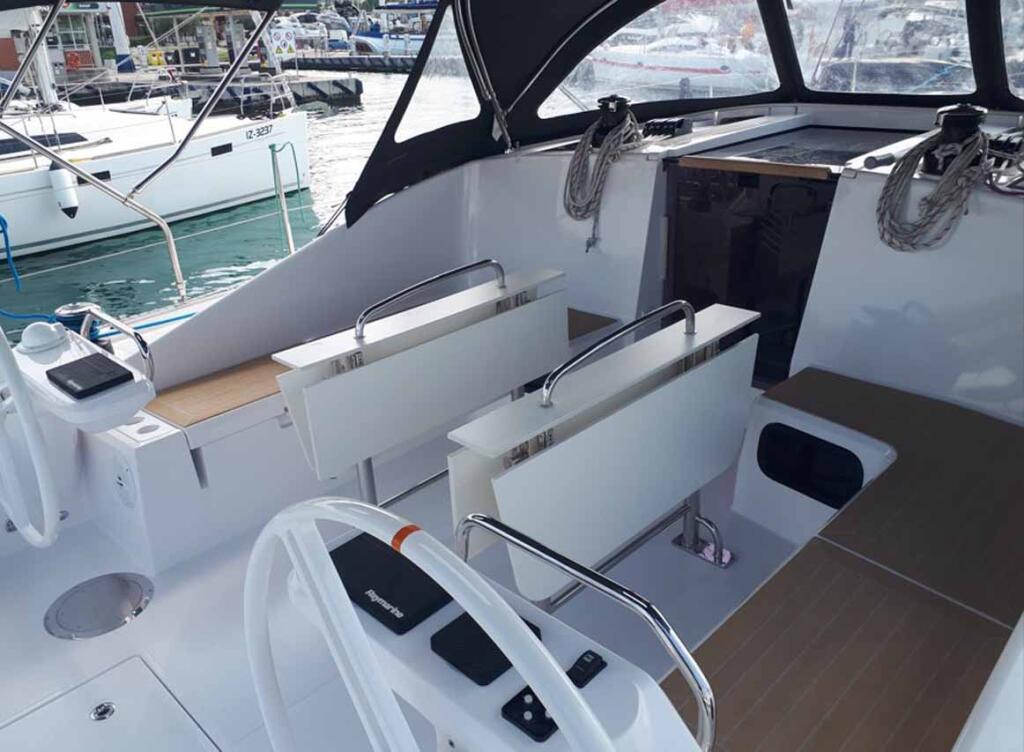 Sailing yacht 