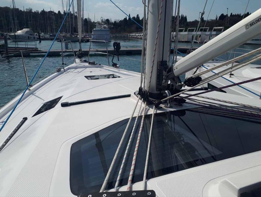 Sailing yacht 