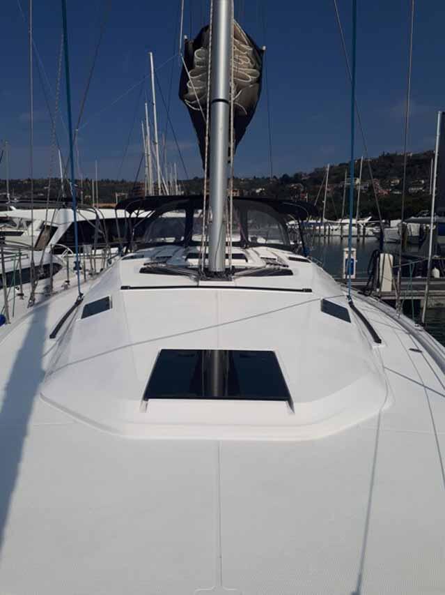 Sailing yacht 