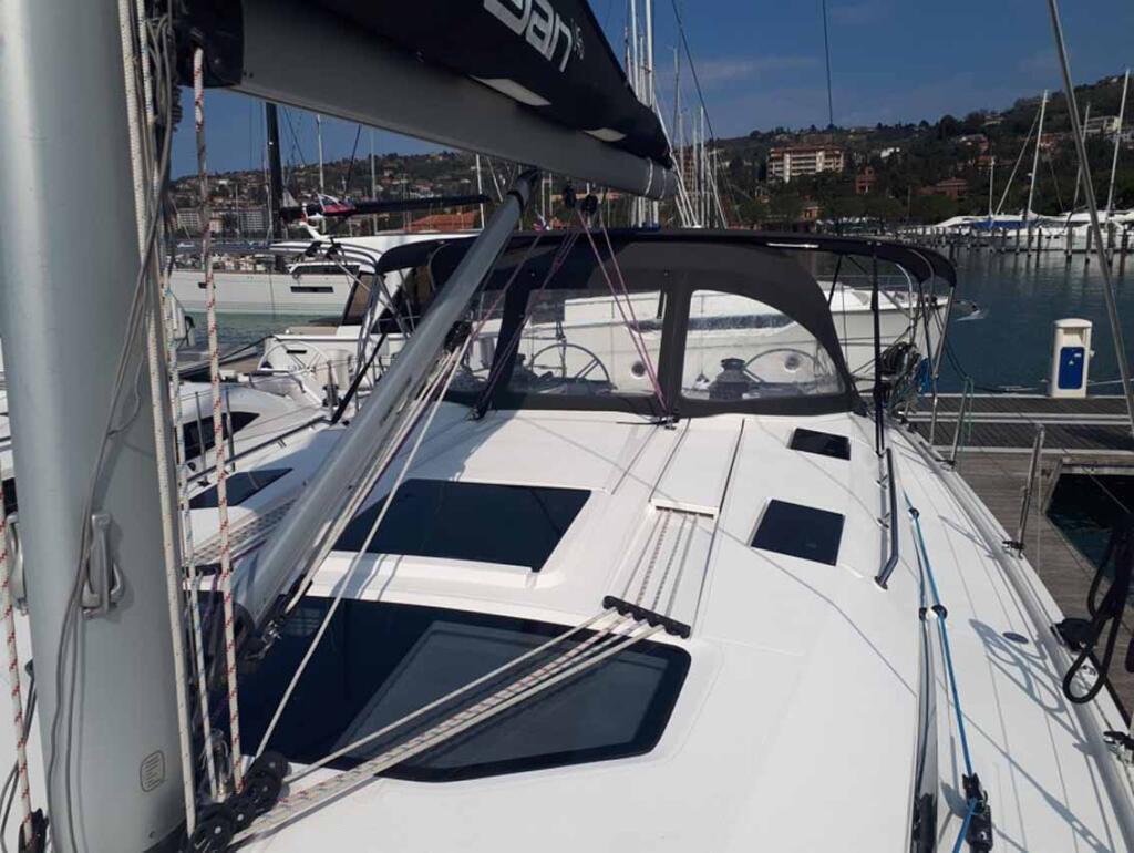 Sailing yacht 