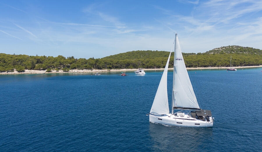 Sailing yacht 