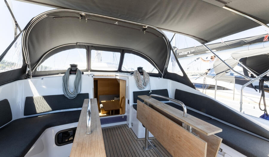 Sailing yacht 