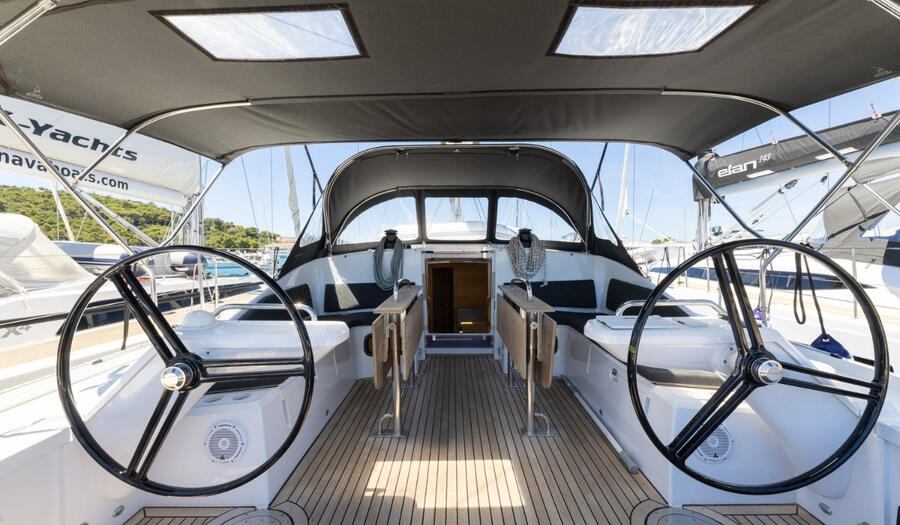 Sailing yacht 