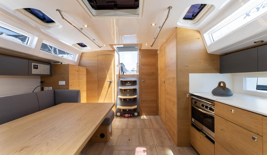 Sailing yacht 