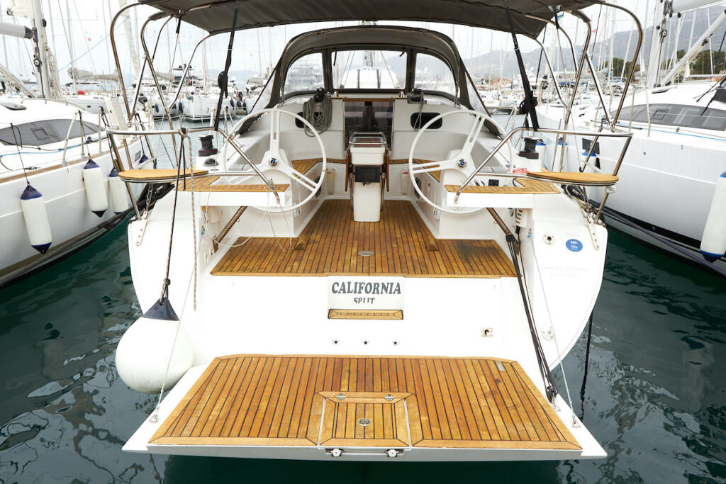 Sailing yacht 