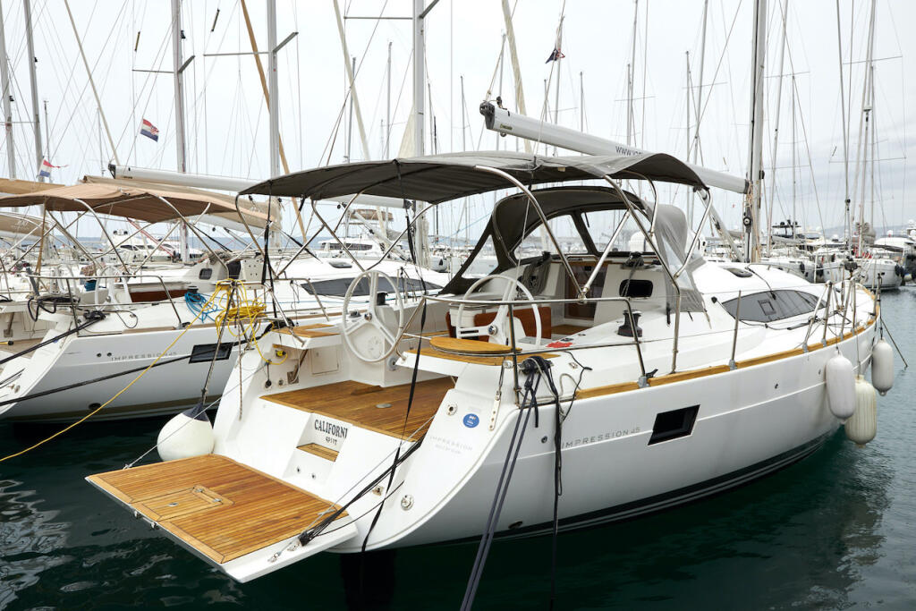 Sailing yacht 