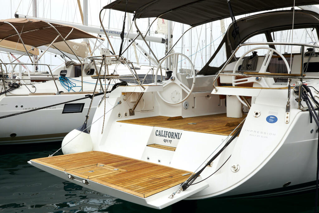 Sailing yacht 
