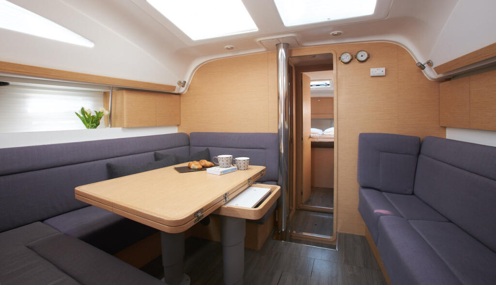 Sailing yacht 