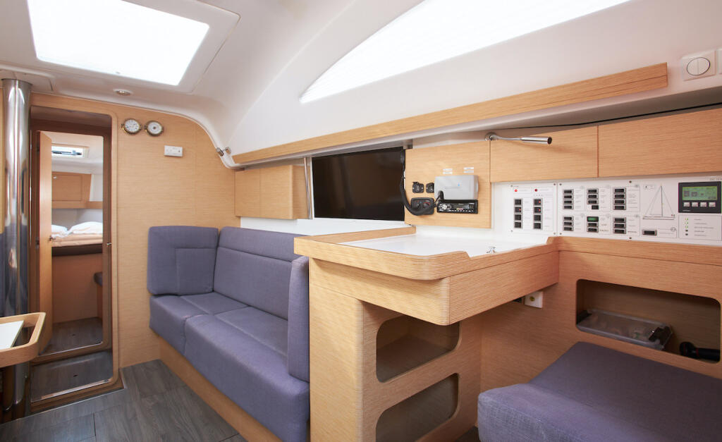 Sailing yacht 