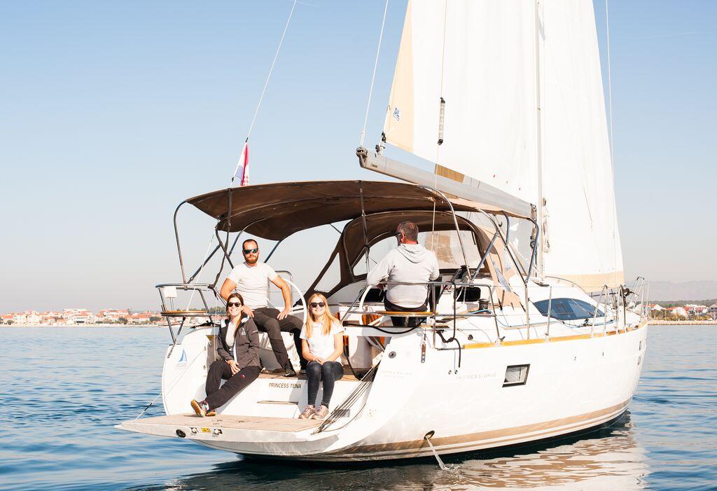 Sailing yacht 