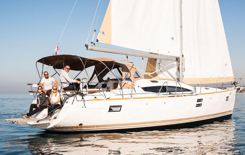 Sailing yacht 