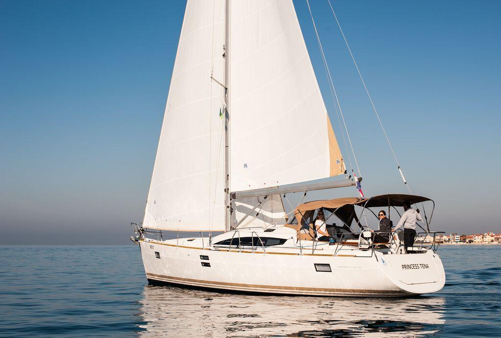 Sailing yacht 