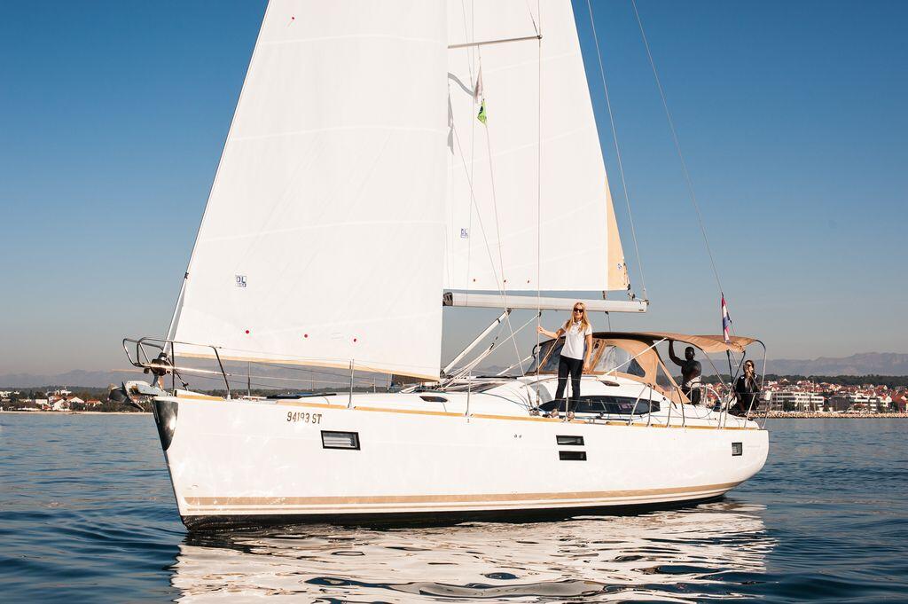 Sailing yacht 